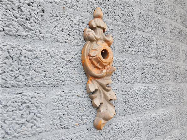 Grote foto muuranker gietijzer art nouveau stijl decoratief balkenanker met natuurlijke roestpatina tuin en terras tuindecoratie