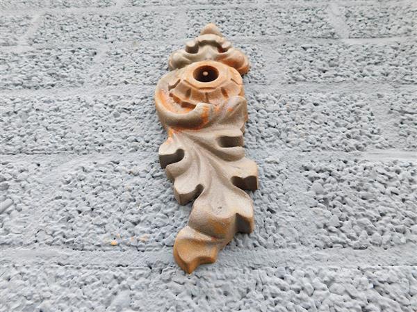 Grote foto muuranker gietijzer art nouveau stijl decoratief balkenanker met natuurlijke roestpatina tuin en terras tuindecoratie