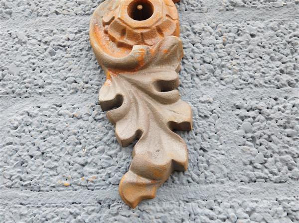 Grote foto muuranker gietijzer art nouveau stijl decoratief balkenanker met natuurlijke roestpatina tuin en terras tuindecoratie