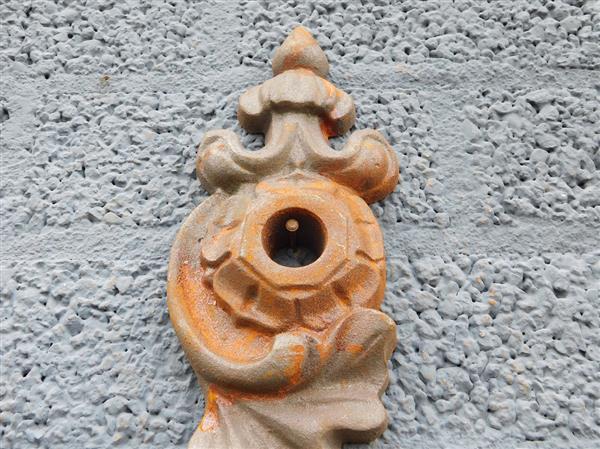 Grote foto muuranker gietijzer art nouveau stijl decoratief balkenanker met natuurlijke roestpatina tuin en terras tuindecoratie