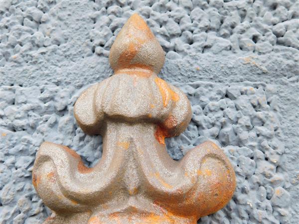 Grote foto muuranker gietijzer art nouveau stijl decoratief balkenanker met natuurlijke roestpatina tuin en terras tuindecoratie