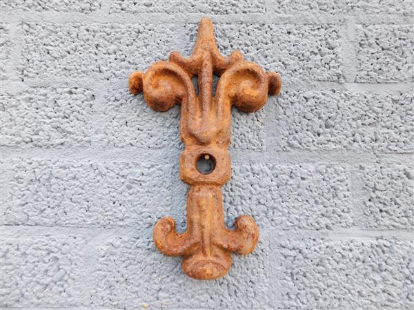 Grote foto muuranker gietijzer vlindervorm decoratief balkenanker en gevelornament tuin en terras tuindecoratie