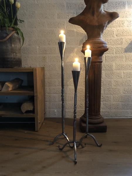 Grote foto fraaie smeedijzeren kandelaar 1 armig mooi sierlijk smeedwerk huis en inrichting woningdecoratie