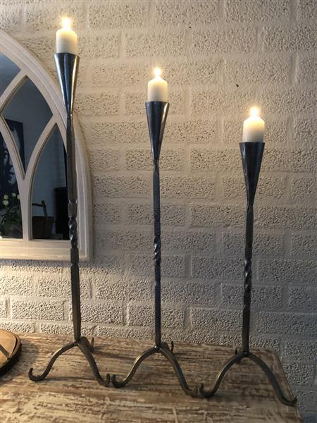 Grote foto fraaie smeedijzeren kandelaar 1 armig mooi sierlijk smeedwerk huis en inrichting woningdecoratie