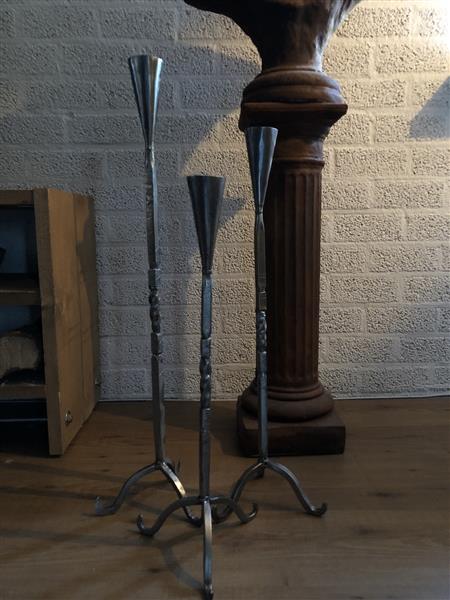 Grote foto fraaie smeedijzeren kandelaar 1 armig mooi sierlijk smeedwerk huis en inrichting woningdecoratie