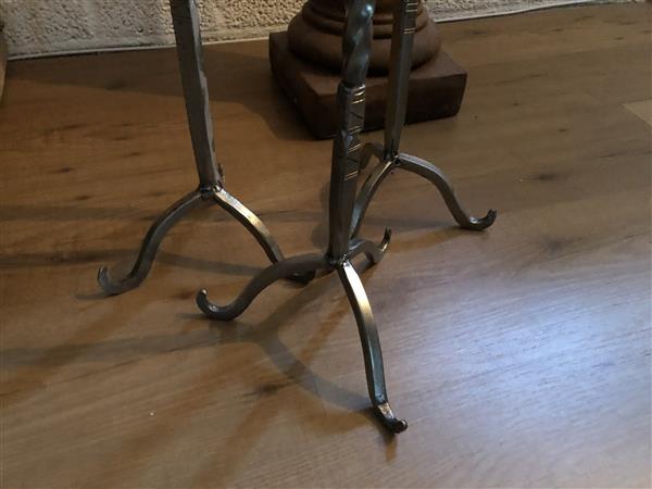 Grote foto fraaie smeedijzeren kandelaar 1 armig mooi sierlijk smeedwerk huis en inrichting woningdecoratie