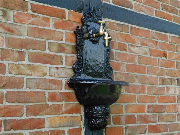 Grote foto wandfontein zwart alu met kraan van messing tuin en terras overige tuin en terras