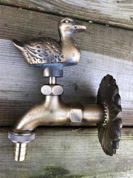 Grote foto waterkraan met eend voor tuin fonteinen messing mooi tuin en terras overige tuin en terras