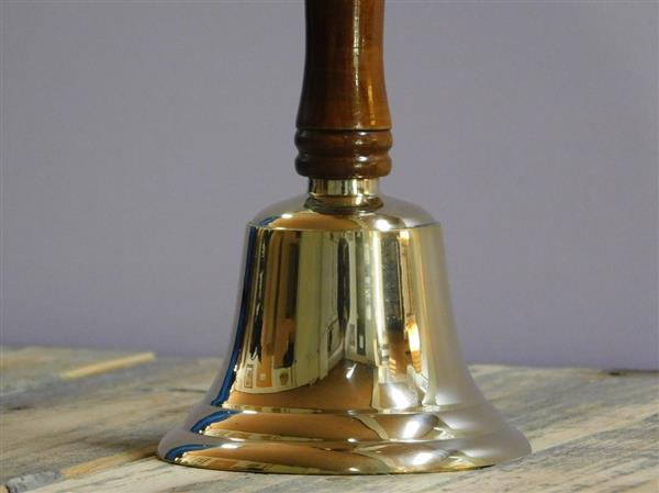 Grote foto handbel van messing tafelbel met houten handvat huis en inrichting eettafels