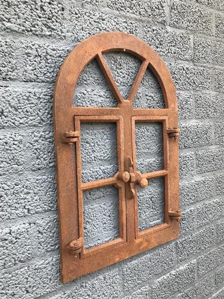 Grote foto ijzeren raamwerk roosterraamwerk stabiel stalraam ook voor de tuinmuur raam voor de zonnige tui tuin en terras tuindecoratie