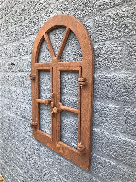 Grote foto ijzeren raamwerk roosterraamwerk stabiel stalraam ook voor de tuinmuur raam voor de zonnige tui tuin en terras tuindecoratie