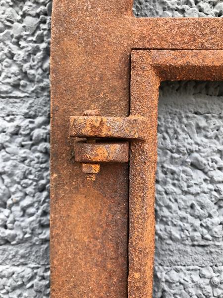 Grote foto ijzeren raamwerk roosterraamwerk stabiel stalraam ook voor de tuinmuur raam voor de zonnige tui tuin en terras tuindecoratie