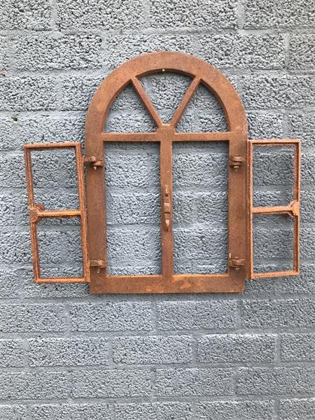 Grote foto ijzeren raamwerk roosterraamwerk stabiel stalraam ook voor de tuinmuur raam voor de zonnige tui tuin en terras tuindecoratie