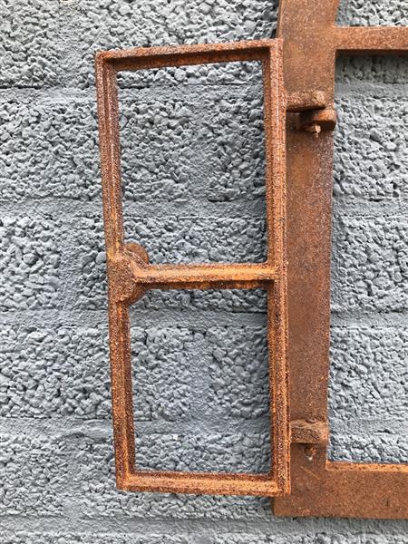 Grote foto ijzeren raamwerk roosterraamwerk stabiel stalraam ook voor de tuinmuur raam voor de zonnige tui tuin en terras tuindecoratie