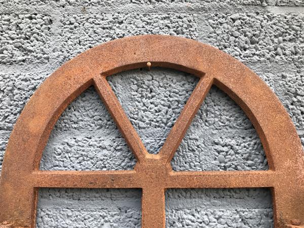 Grote foto ijzeren raamwerk roosterraamwerk stabiel stalraam ook voor de tuinmuur raam voor de zonnige tui tuin en terras tuindecoratie