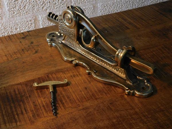 Grote foto wand wijnopener hendel kurkentrekker messing flesopener messing heel fraai laatste huis en inrichting woningdecoratie