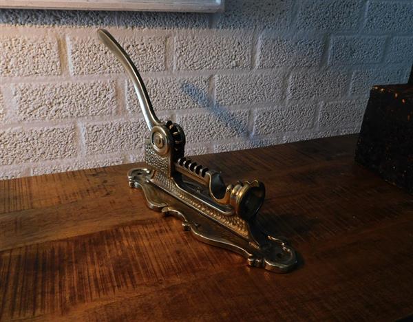 Grote foto wand wijnopener hendel kurkentrekker messing flesopener messing heel fraai laatste huis en inrichting woningdecoratie