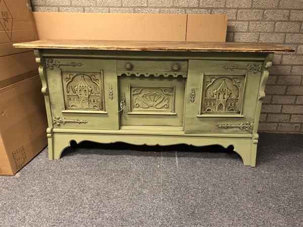 Grote foto prachtig middeleeuws kasteel dressoir met prachtig hout snijwerk geweldig fraai en uniek stuk huis en inrichting woningdecoratie