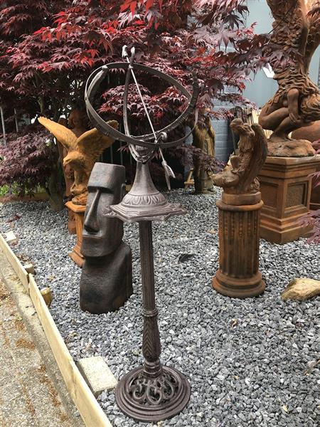 Grote foto prachtige zware staande zonnewijzer gietijzer bruin. tuin en terras overige tuin en terras