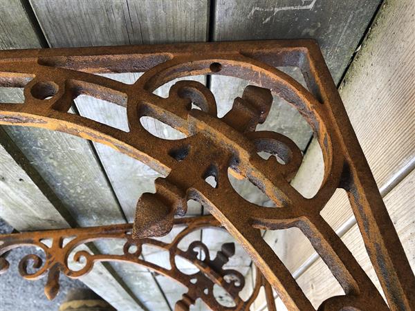 Grote foto hoek steun zwaar gietijzer ondersteuning voor planken rust bruin. tuin en terras tuindecoratie