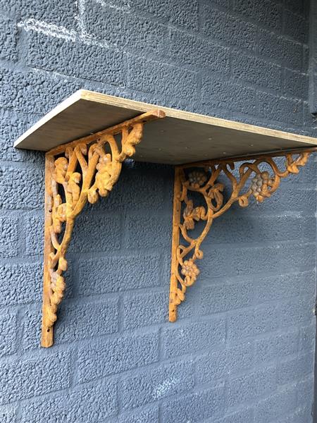 Grote foto set hoek steunen druif zwaar gietijzer ondersteuning voor planken rust bruin. tuin en terras tuindecoratie