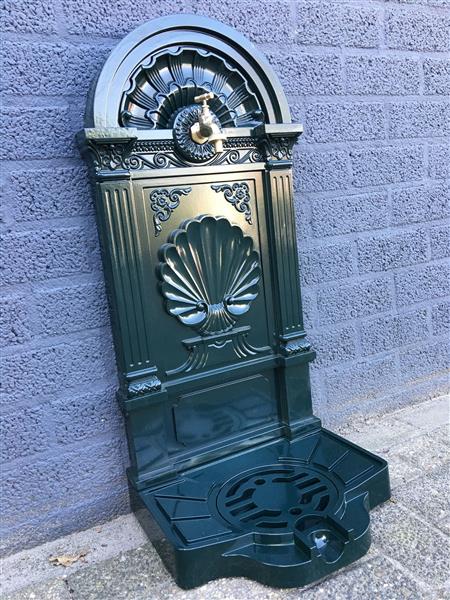 Grote foto staande fontein aluminium messing kraan groen tuin en terras overige tuin en terras
