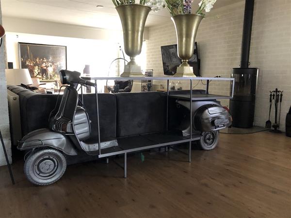 Grote foto prachtige sidetable siertafel bartafel op scooter bike met wijnrek en opslag ruimte geweldig en huis en inrichting eettafels