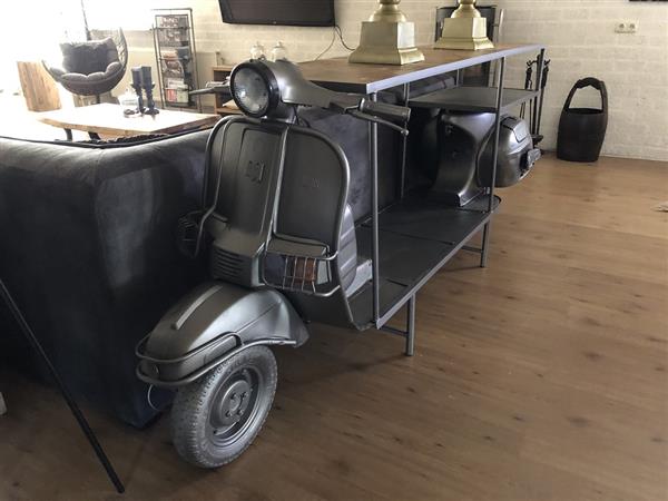 Grote foto prachtige sidetable siertafel bartafel op scooter bike met wijnrek en opslag ruimte geweldig en huis en inrichting eettafels