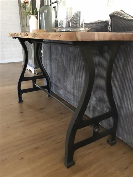 Grote foto uniek en heel fraai is deze boomstamtafel met gietijzeren onderstel . huis en inrichting eettafels