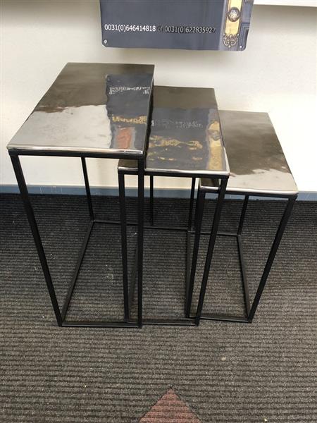 Grote foto set van 3 bijzettafels met rechthoekig nikkelen bladen. huis en inrichting eettafels