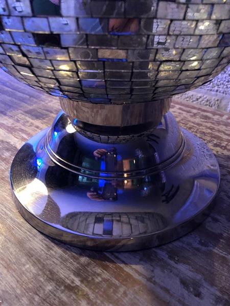 Grote foto vaas windlicht chimney moz chrystal met spiegelend disco effect op nikkelen voet. huis en inrichting woningdecoratie