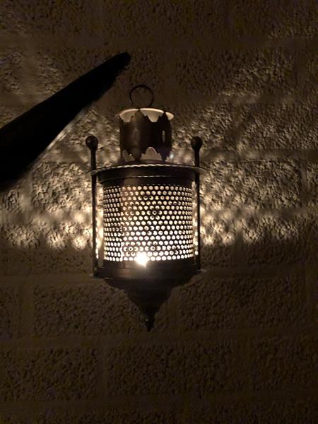 Grote foto wandlantaarn metaal grijs perforatie deel om schitteren het licht door te geven op de wand huis en inrichting overige
