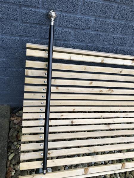 Grote foto wandelstok met mooie nikkelen handknop. en zwarte houten steel. kleding dames sieraden