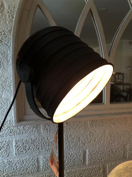 Grote foto industri le tafel bureau lamp op stand en verstelbare metalen kap. huis en inrichting eettafels