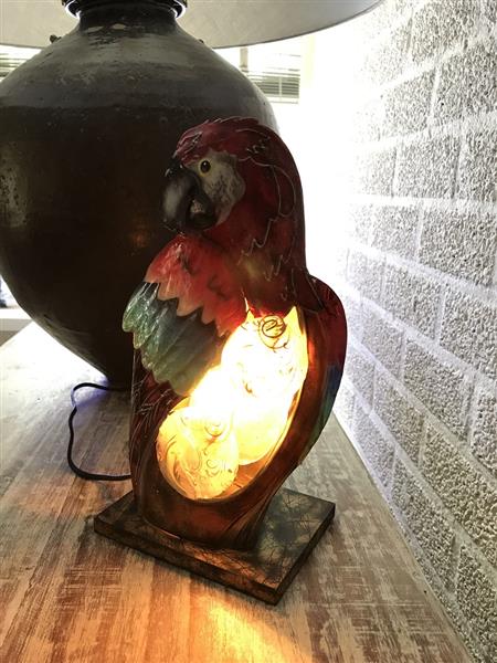 Grote foto een metalen lamp in de vorm van een papegaai heel mooi huis en inrichting overige