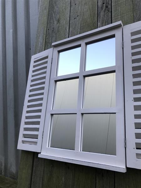 Grote foto een spiegel met openslaande deuren gemaakt van hout huis en inrichting overige