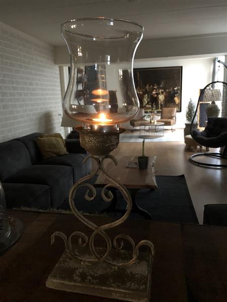 Grote foto kandelaar stormlantaarn metaal glas mooi smeedwerk in old green white rust. huis en inrichting woningdecoratie