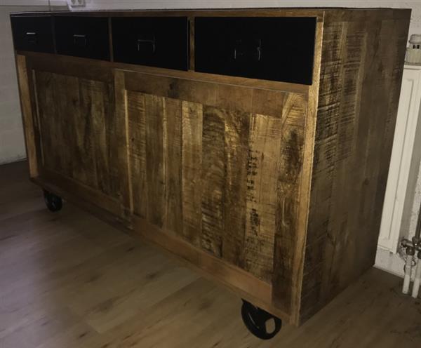 Grote foto fraai dressoir met 2 schuifdeuren en 4 lades met ijzeren wielen huis en inrichting woningdecoratie