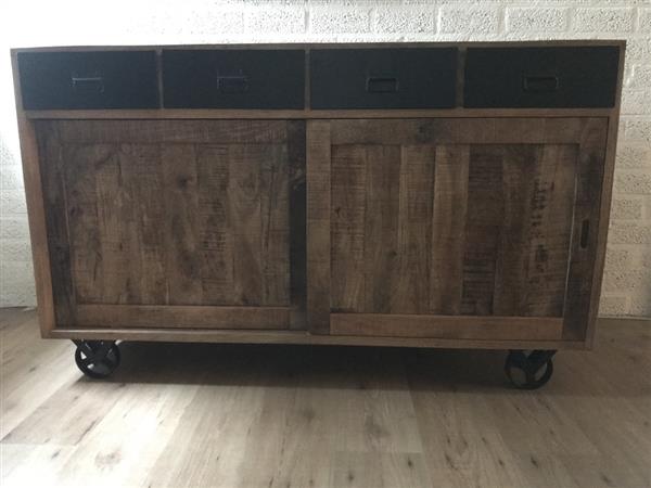 Grote foto fraai dressoir met 2 schuifdeuren en 4 lades met ijzeren wielen huis en inrichting woningdecoratie