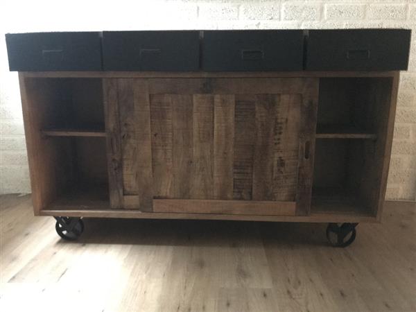 Grote foto fraai dressoir met 2 schuifdeuren en 4 lades met ijzeren wielen huis en inrichting woningdecoratie