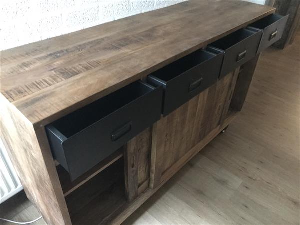 Grote foto fraai dressoir met 2 schuifdeuren en 4 lades met ijzeren wielen huis en inrichting woningdecoratie