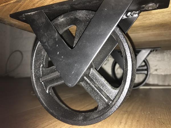 Grote foto fraai dressoir met 2 schuifdeuren en 4 lades met ijzeren wielen huis en inrichting woningdecoratie