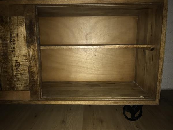 Grote foto fraai dressoir met 2 schuifdeuren en 4 lades met ijzeren wielen huis en inrichting woningdecoratie