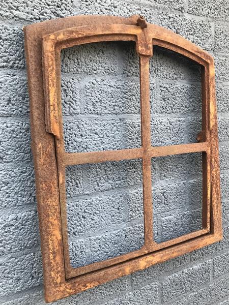 Grote foto een antiek ogende stalraam open te klappen onbehandeld gietijzer rust oppervlak venster tuin en terras tuindecoratie