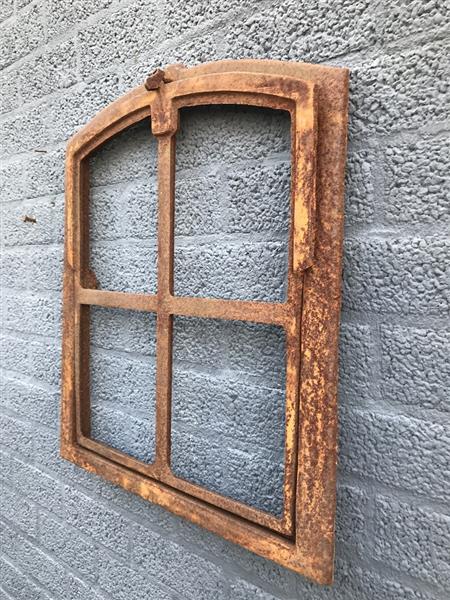 Grote foto een antiek ogende stalraam open te klappen onbehandeld gietijzer rust oppervlak venster tuin en terras tuindecoratie