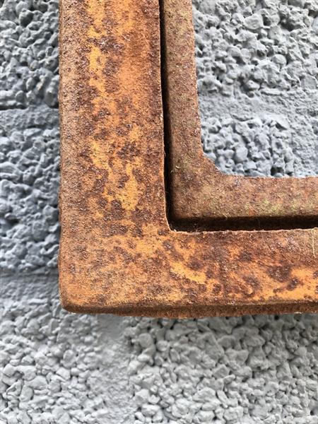 Grote foto een antiek ogende stalraam open te klappen onbehandeld gietijzer rust oppervlak venster tuin en terras tuindecoratie