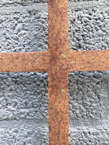 Grote foto een antiek ogende stalraam open te klappen onbehandeld gietijzer rust oppervlak venster tuin en terras tuindecoratie
