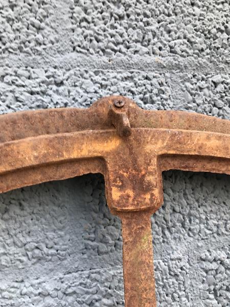 Grote foto een antiek ogende stalraam open te klappen onbehandeld gietijzer rust oppervlak venster tuin en terras tuindecoratie