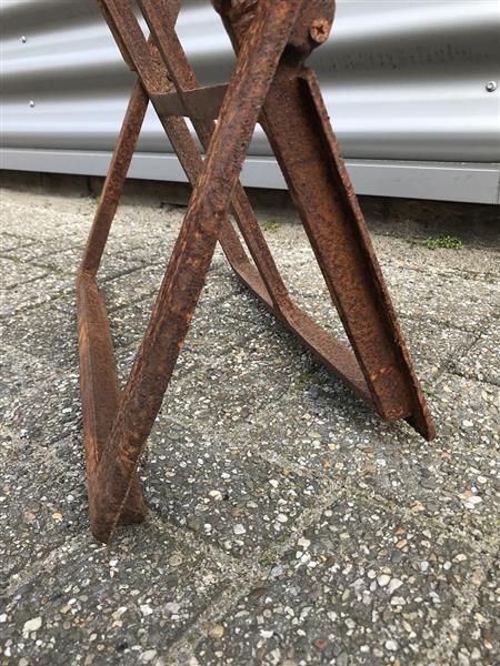 Grote foto een antiek ogende stalraam open te klappen onbehandeld gietijzer rust oppervlak venster tuin en terras tuindecoratie