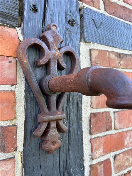 Grote foto waterspuwer voor muurfontein hart kroon neptunus gietijzer tuin en terras overige tuin en terras